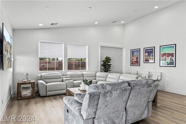 Building Photo - Elevated Desert Living with Strip & Mountain Views – Fully Furnished 6-Bedroom Retreat!