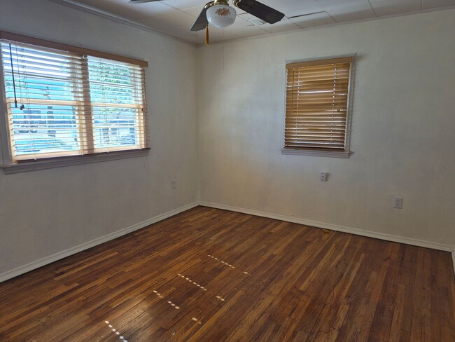 Building Photo - Cute 3 Bedroom 1 Bathroom
