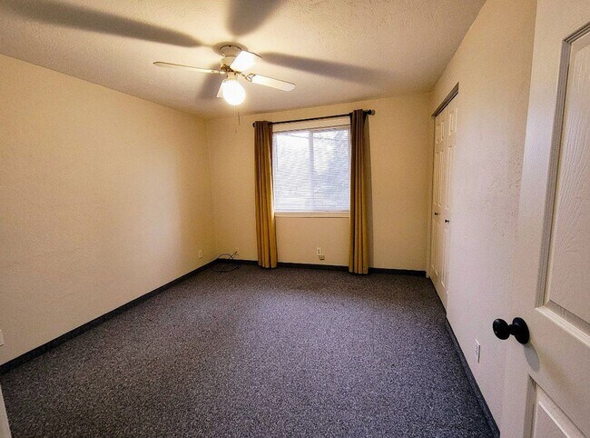Building Photo - Nice Two Bedroom Duplex In Bethel Area