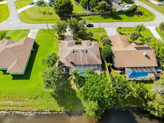 Building Photo - 409 SW Whitmore Dr
