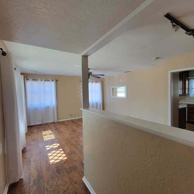 Building Photo - Adorable 2 bed 1.5 bath house with HUGE yard!!