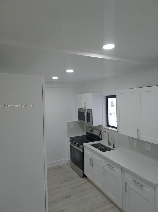 Building Photo - 14410 NE 5th Pl