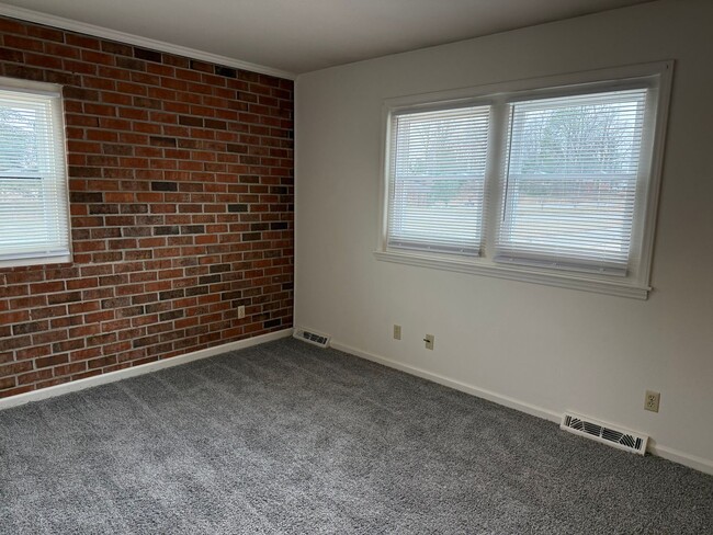 Building Photo - 2 Bedroom End Unit with New Flooring, Appliances & Fresh Paint!