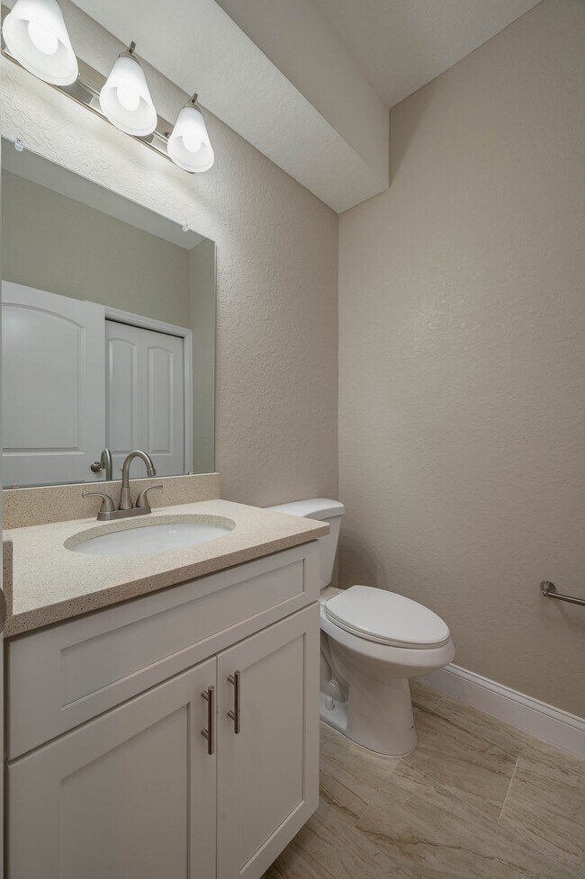 Building Photo - 1047 Oak Hammock