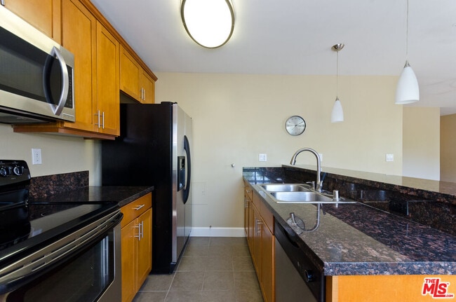 Building Photo - 10982 Roebling Ave