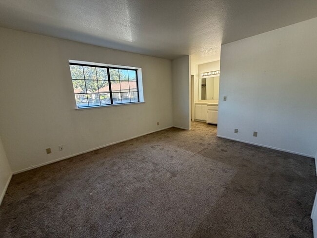 Building Photo - Great Townhome!