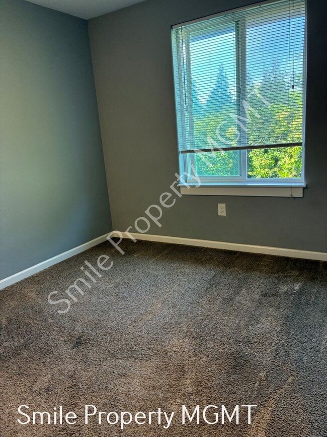 Building Photo - A beautiful 3 bedrooms and 2.5 bathrooms townhouse located in in Milwaukie city.