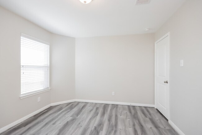 Building Photo - 15406 River Ends Dr