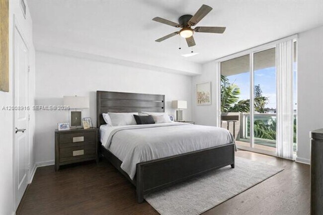 Building Photo - 7910 Harbor Island Dr