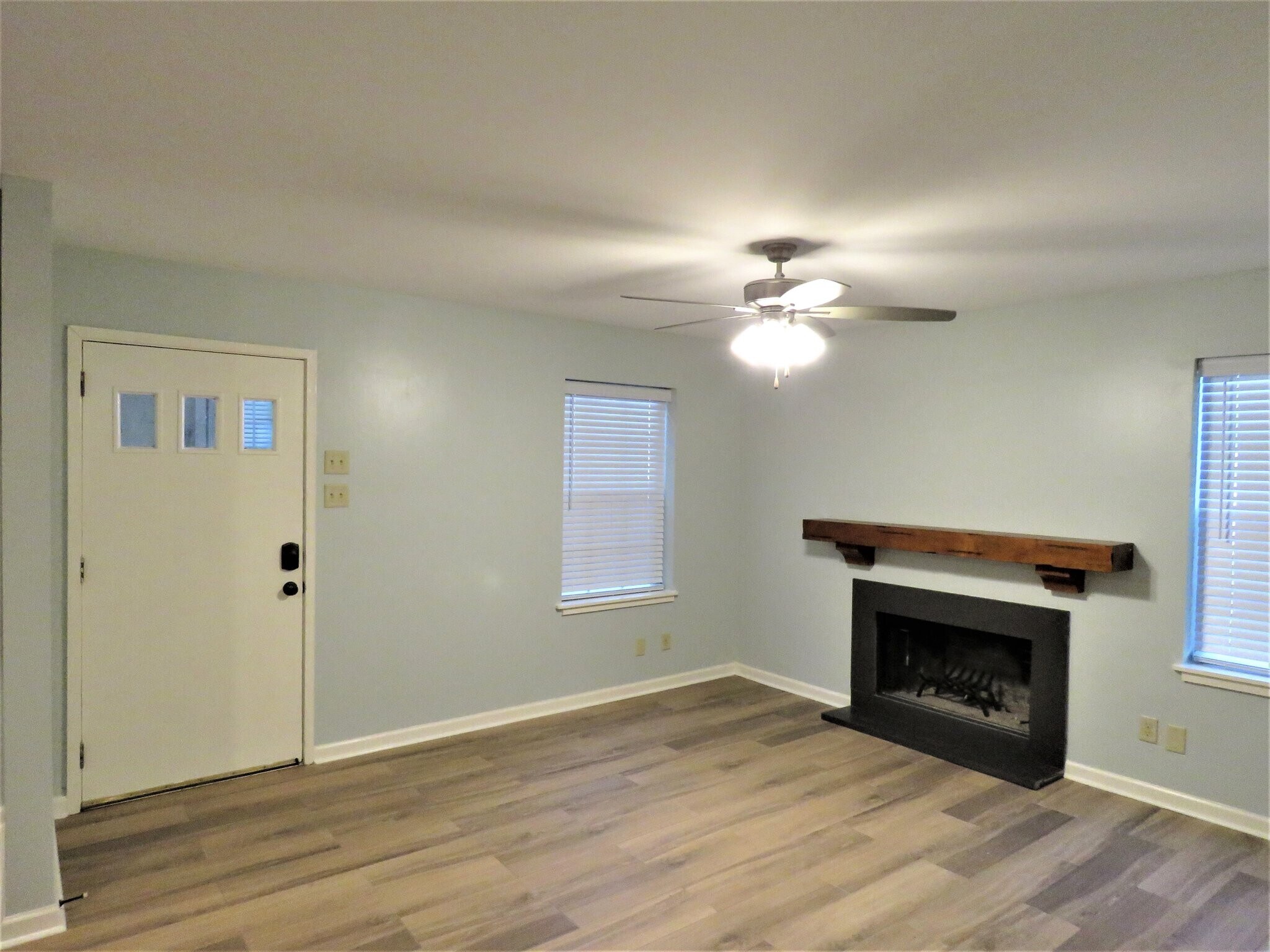 Building Photo - 509 E 7th St