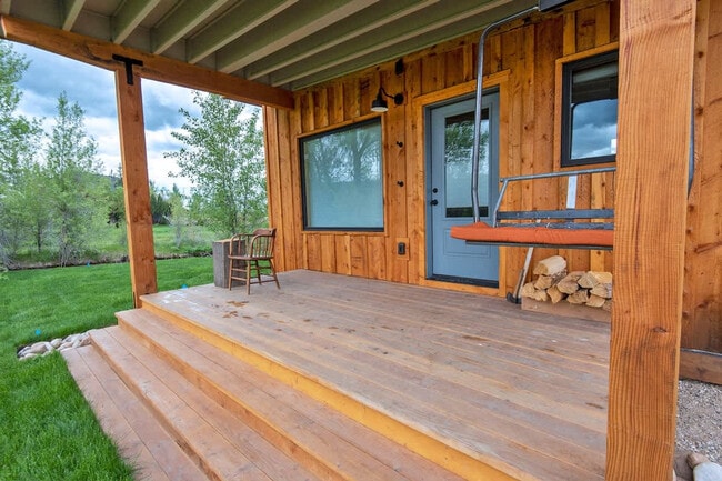 Building Photo - 1085 Rainbow Loop
