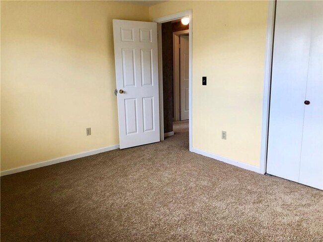 Building Photo - 49 Cheshire Dr