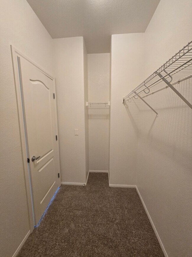 Building Photo - Guard Gated wonderful community 3 Bedroom Townhome!