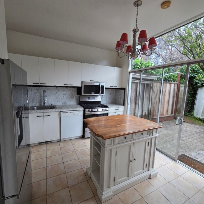 Building Photo - 107 Bridgeway