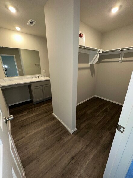 Building Photo - 1811 E Annette Dr
