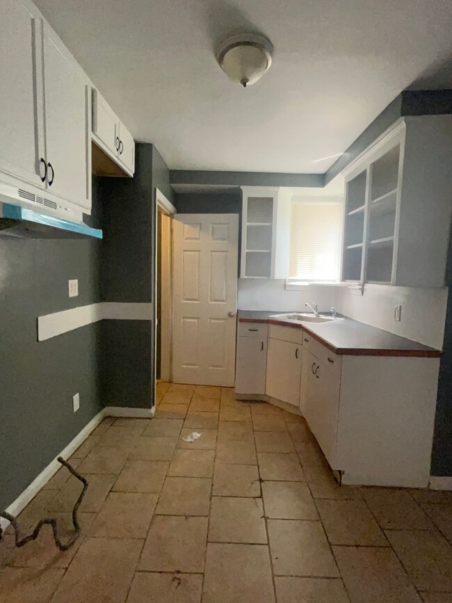 Building Photo - 3 BEDROOM 1 BATH RANCH STYLE HOME MOVE IN ...