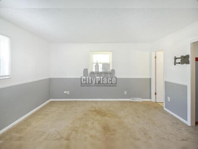 Building Photo - 636 Oak Dr
