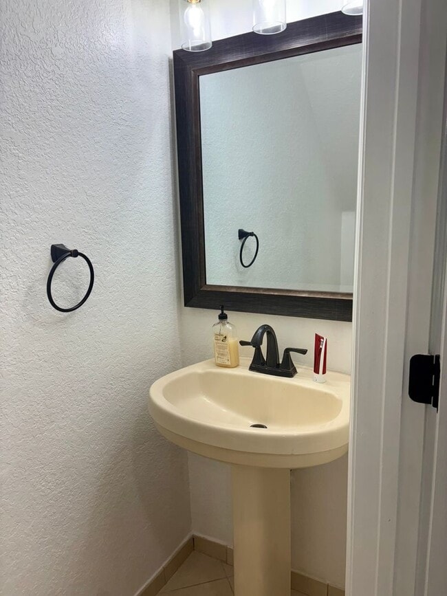Building Photo - Cozy 3/2.5 Townhome in Convenient Location