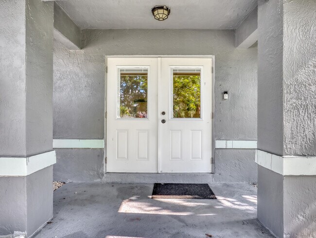 Building Photo - 1950 Wisteria St