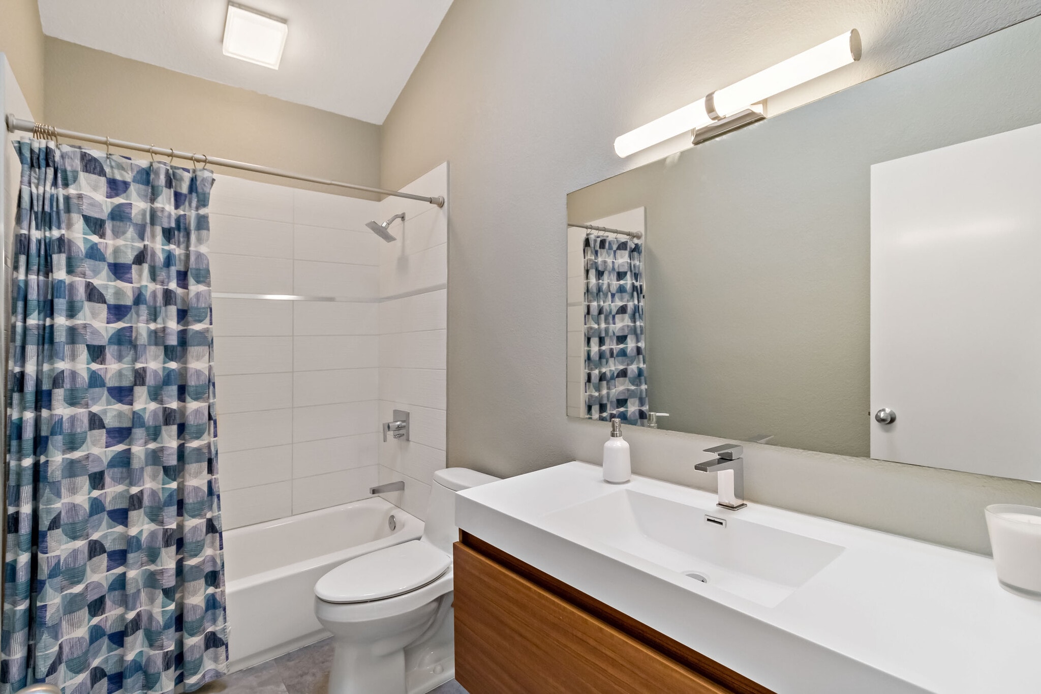 Upstairs Full Bath - 435 Alberto Way