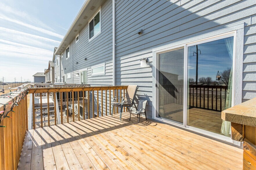 Walk Out Patio- NOW with fenced in yard (not pictured) - 4221 N Knob Hill Ct