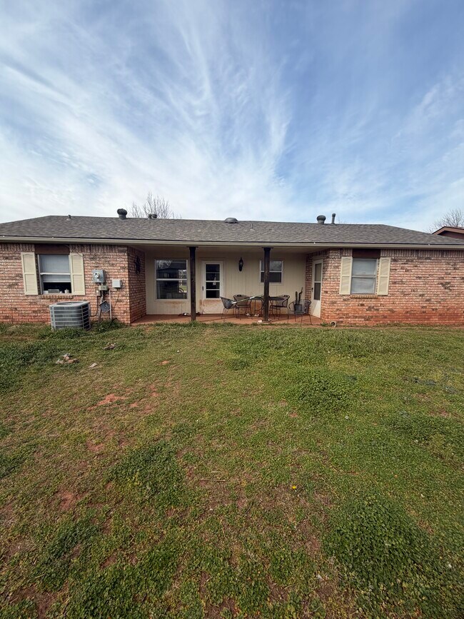 Building Photo - 927 E Krayler Ave