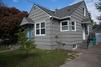 Building Photo - SE Portland 3-bedroom remodeled Bungalow  - APPLICATION PENDING