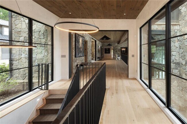 Building Photo - 725 Rocky Point Dr