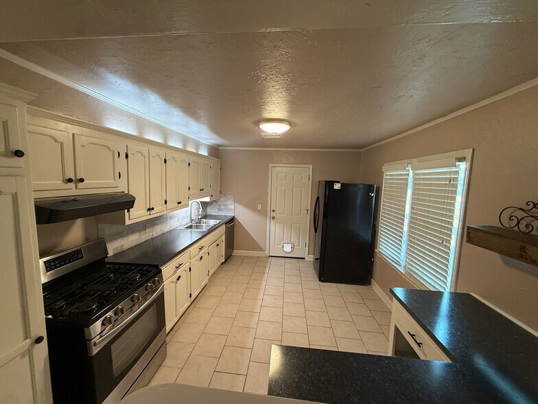 Kitchen - 508 E Indian Dr
