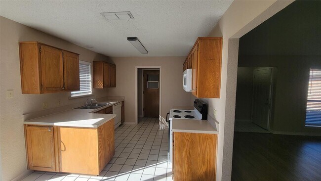 Building Photo - Discover this inviting 3 bedroom, 2 bathroom rental nestled in Cleburne, Texas, offering a spacio...