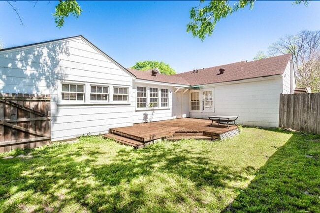 Building Photo - Charming 2-Bedroom, 1/5-Bath Home in Little Forest Hills