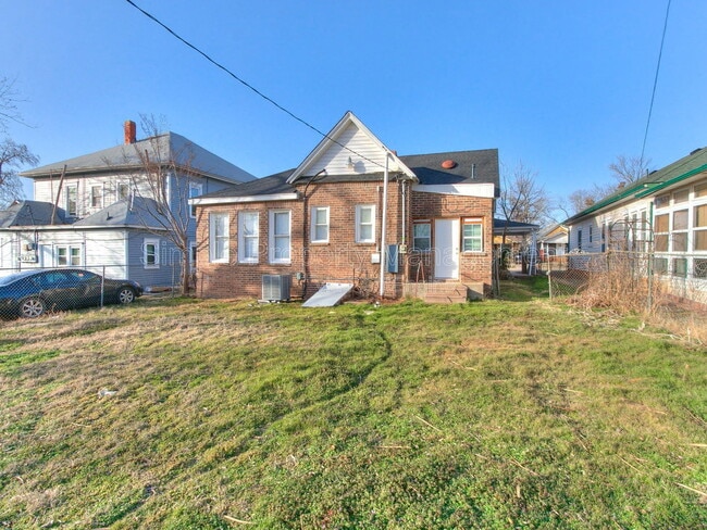 Building Photo - 611 E Springer Ave