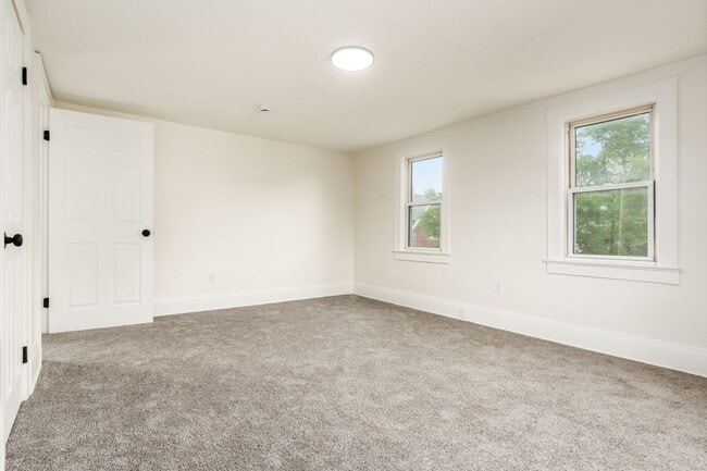 Building Photo - 479 Siebert St