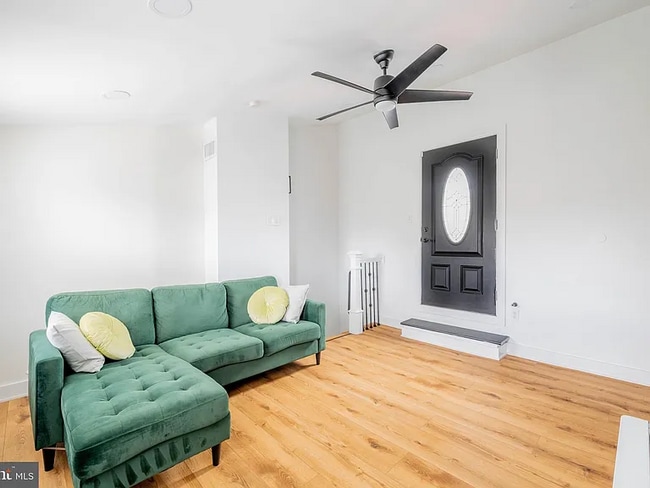 Building Photo - Stunning 2 bed, three story trinity with a two outdoor spaces