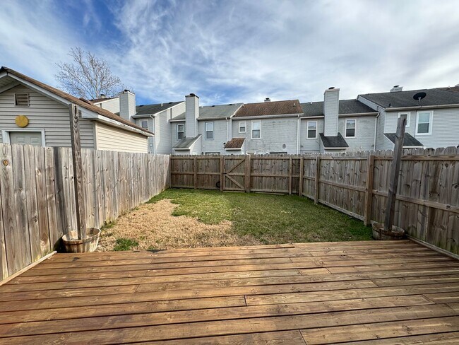 Building Photo - Cozy 3BR Townhome!