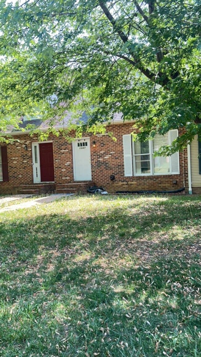 Building Photo - 1047 Blue Ridge Dr