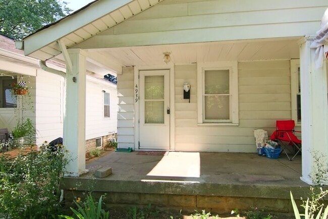 Building Photo - Lovely Speedway Bungalow