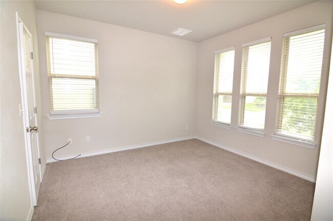 Building Photo - 212 Magna Ln