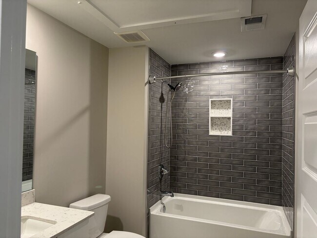 Building Photo - Midtown Townhouse