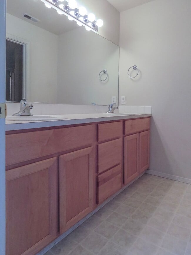 Building Photo - Aloha 3 Bedroom 2.5 Bath  Townhome Available Now ****