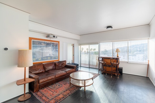 Building Photo - 7135 Hollywood Blvd