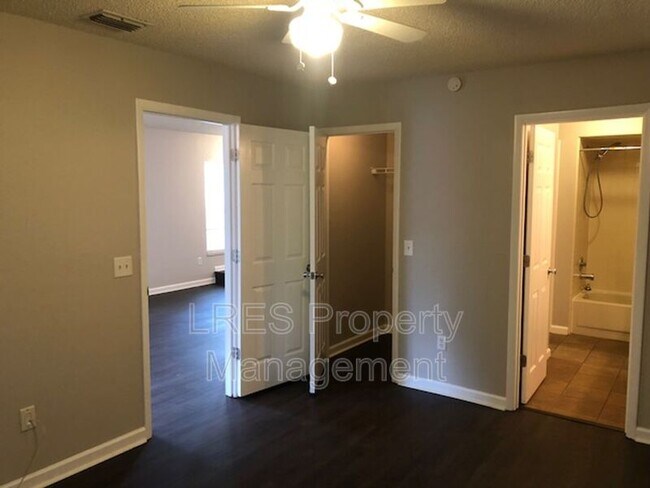 Building Photo - 1406 Northlake Dr