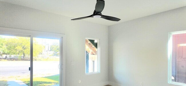 Building Photo - 309 N Pace Blvd