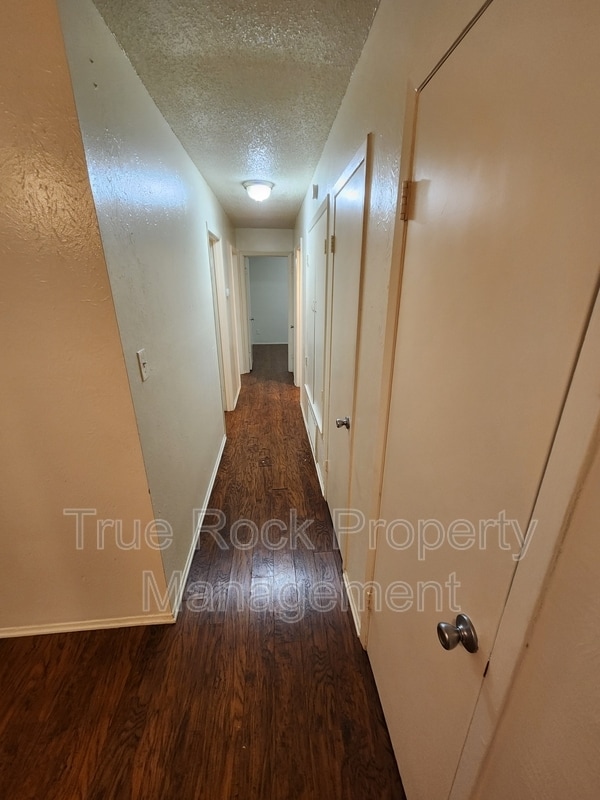 Building Photo - 805 Williams St