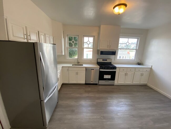 Building Photo - Epic REA - Spacious Light-filled Corner House 4BD/ 2BA