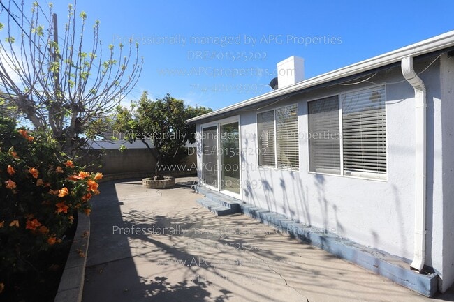 Building Photo - 722 S Hacienda St