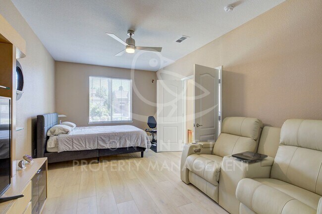 Building Photo - One of a kind, GREAT floorplan in Twelve B...