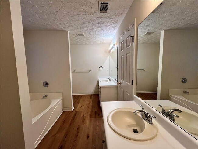 Building Photo - 3780 Crescent Walk Ln NE