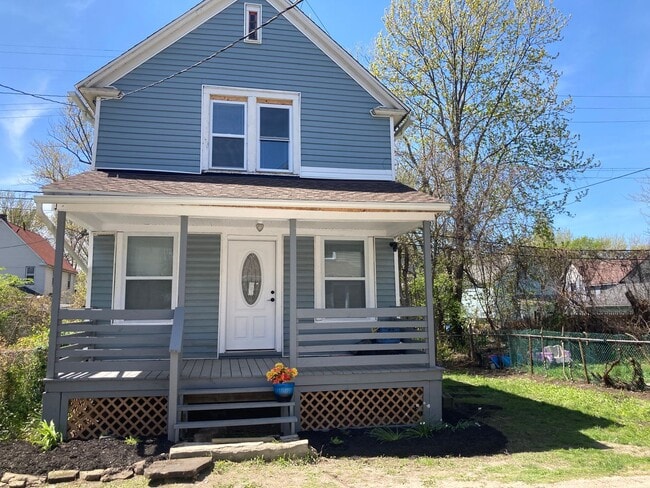 Building Photo - 2 Bedroom  Renovated Century Home Modern S...