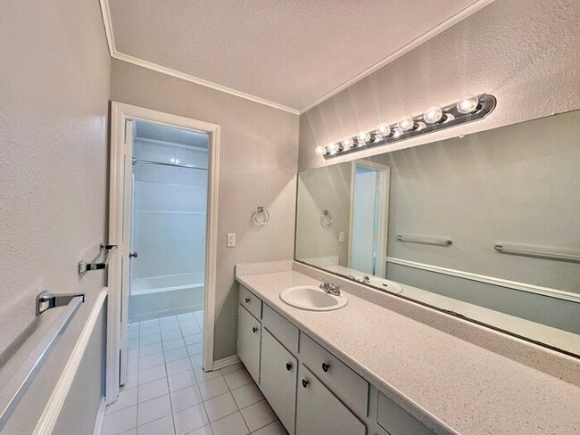 Building Photo - Beautiful 4 Bedroom 2 Bathroom home in Tyler!
